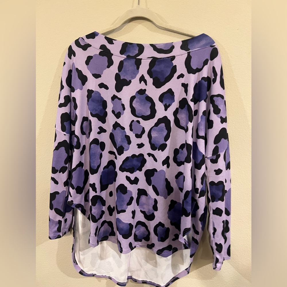 NWOT woman’s Large Like Love shirt